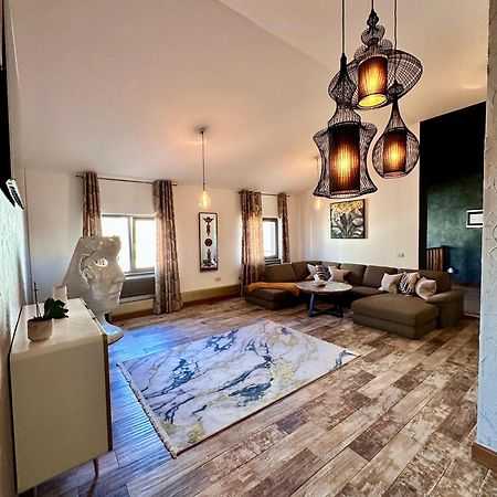 Madison Lake Villa 발로테슈티 외부 사진