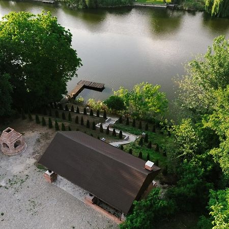 Madison Lake Villa 발로테슈티 외부 사진