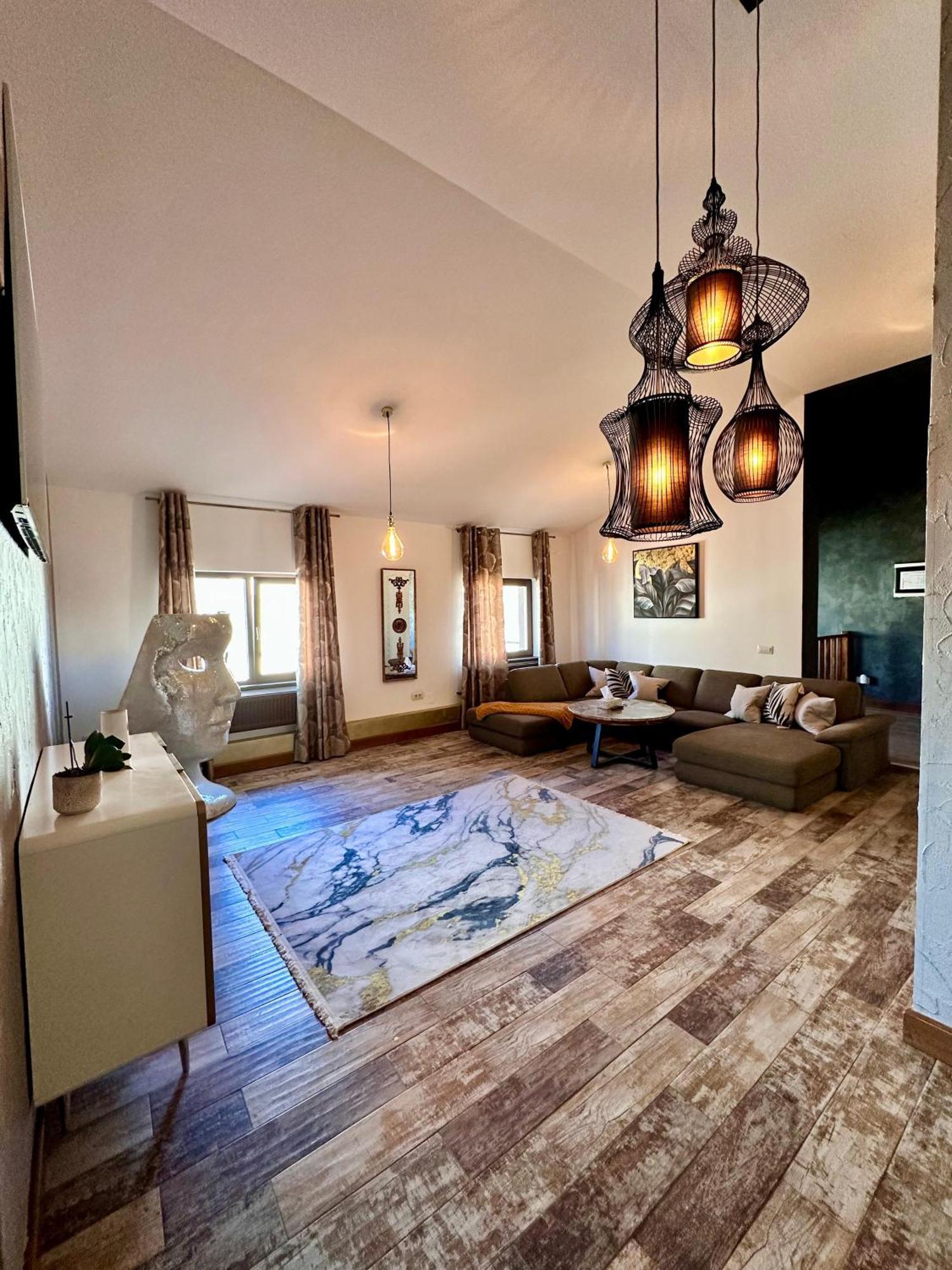 Madison Lake Villa 발로테슈티 외부 사진