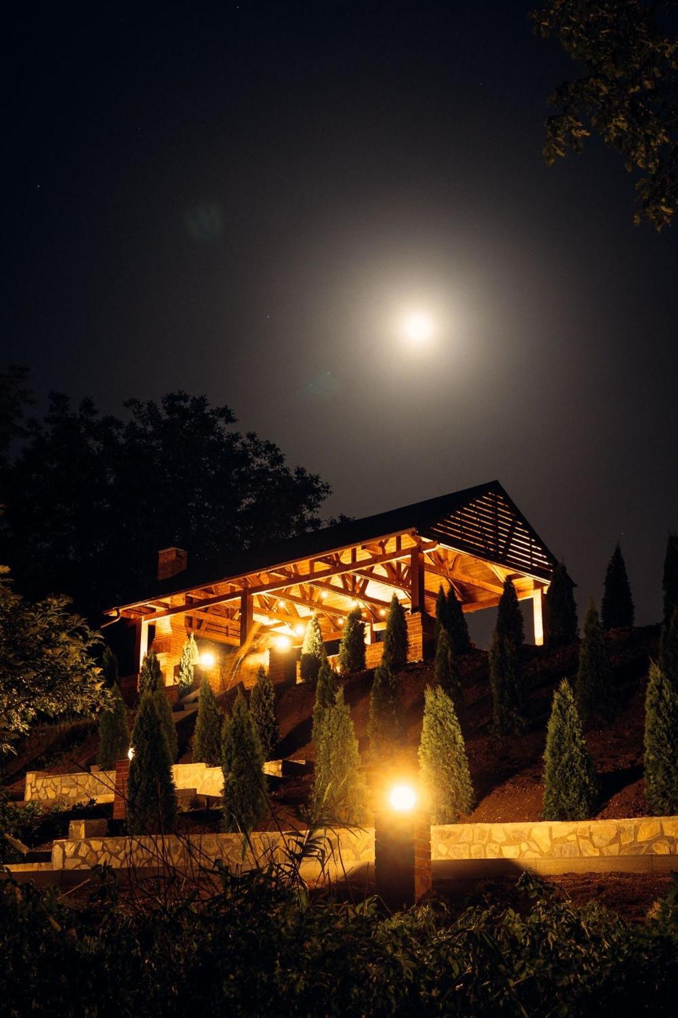 Madison Lake Villa 발로테슈티 외부 사진