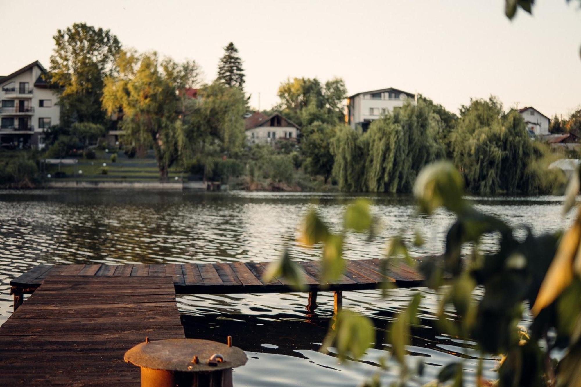 Madison Lake Villa 발로테슈티 외부 사진