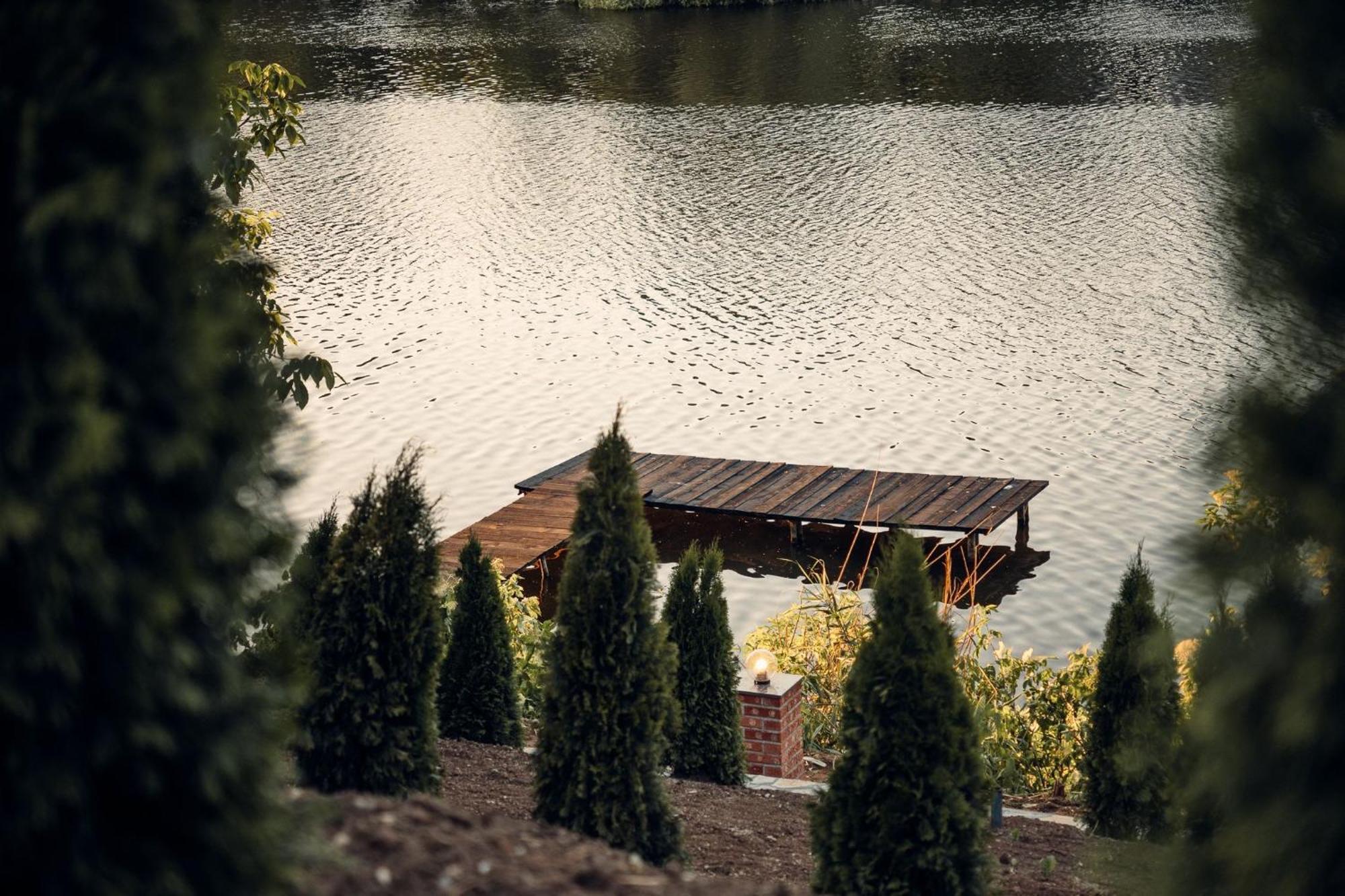 Madison Lake Villa 발로테슈티 외부 사진