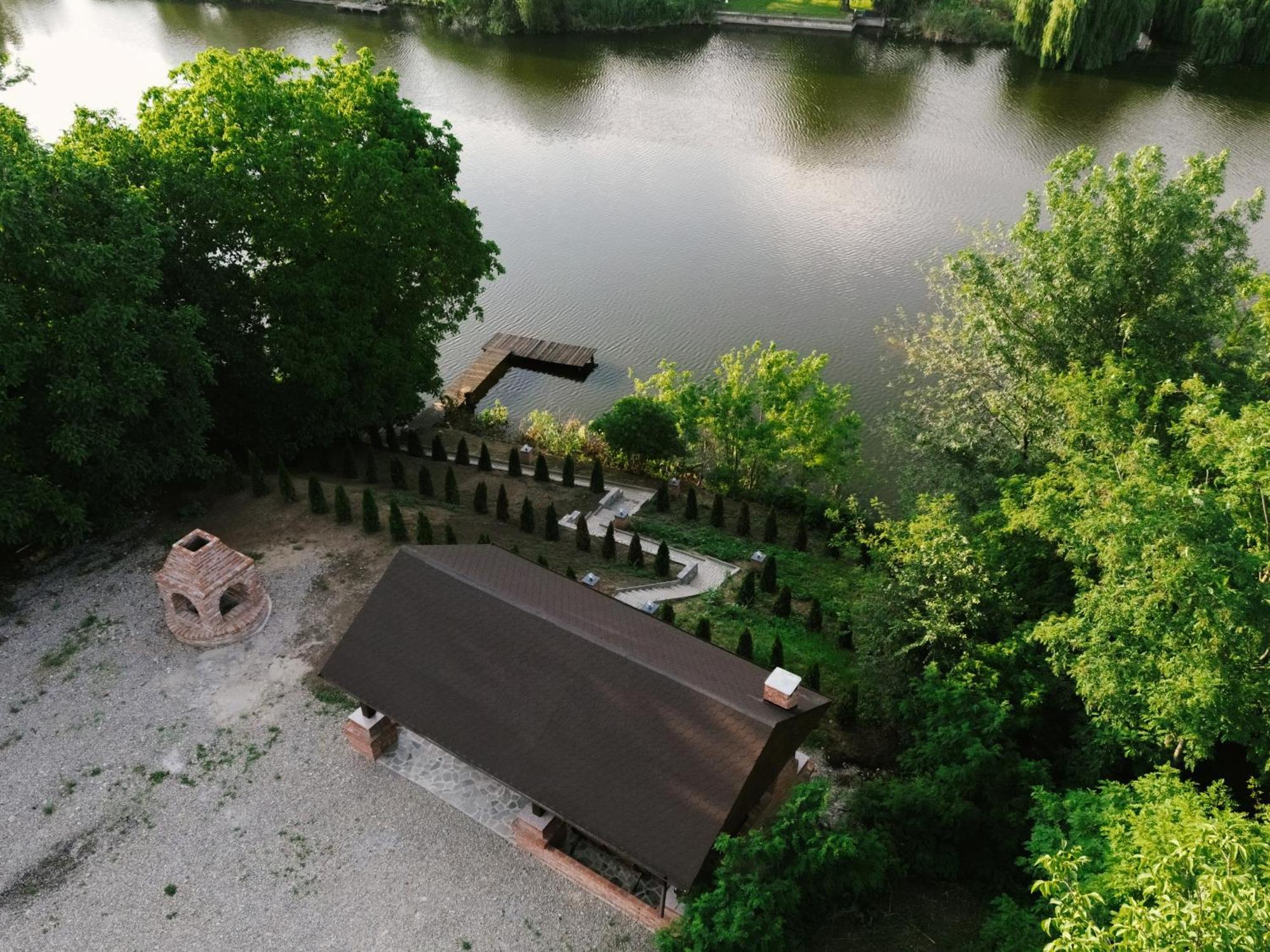 Madison Lake Villa 발로테슈티 외부 사진