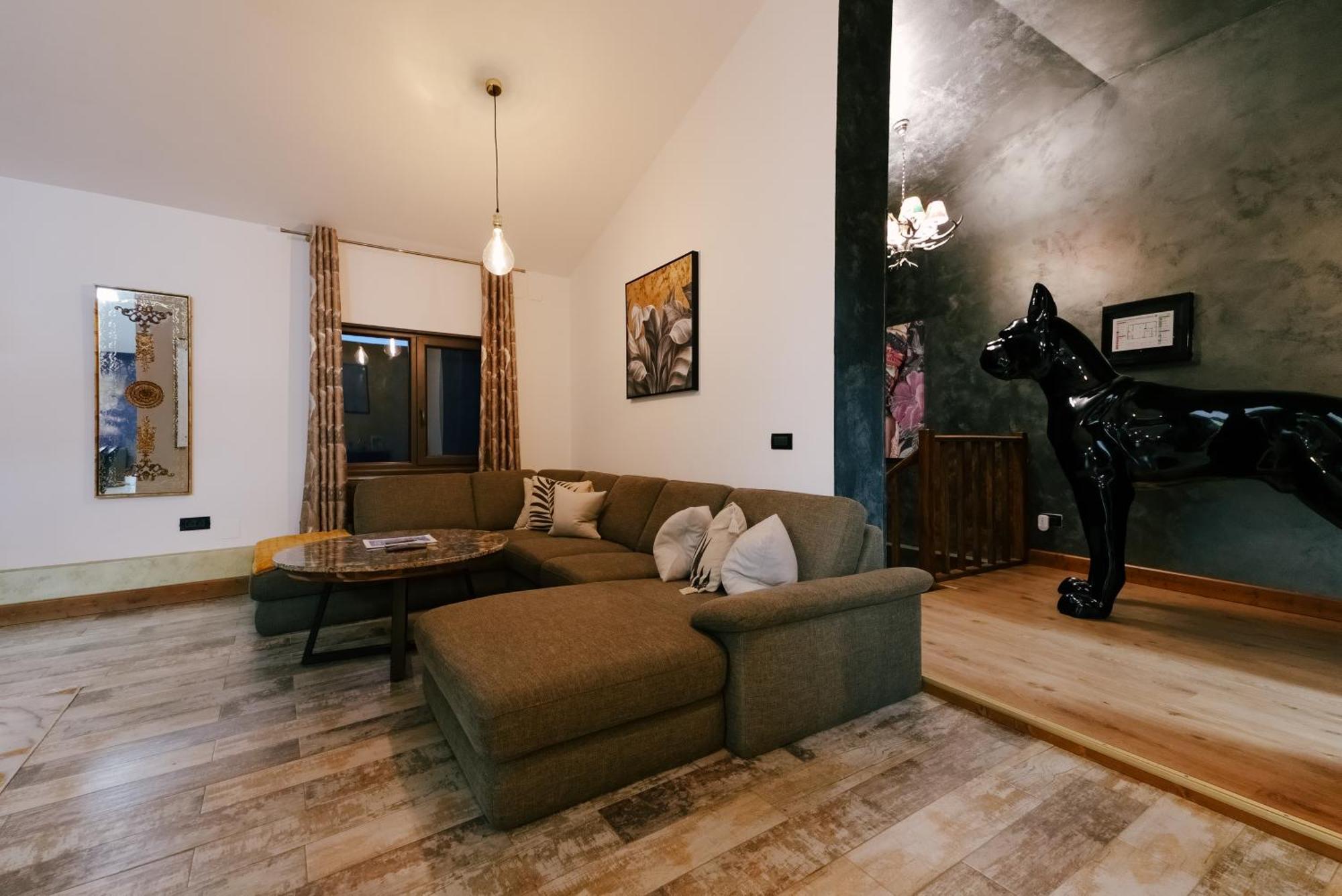 Madison Lake Villa 발로테슈티 외부 사진