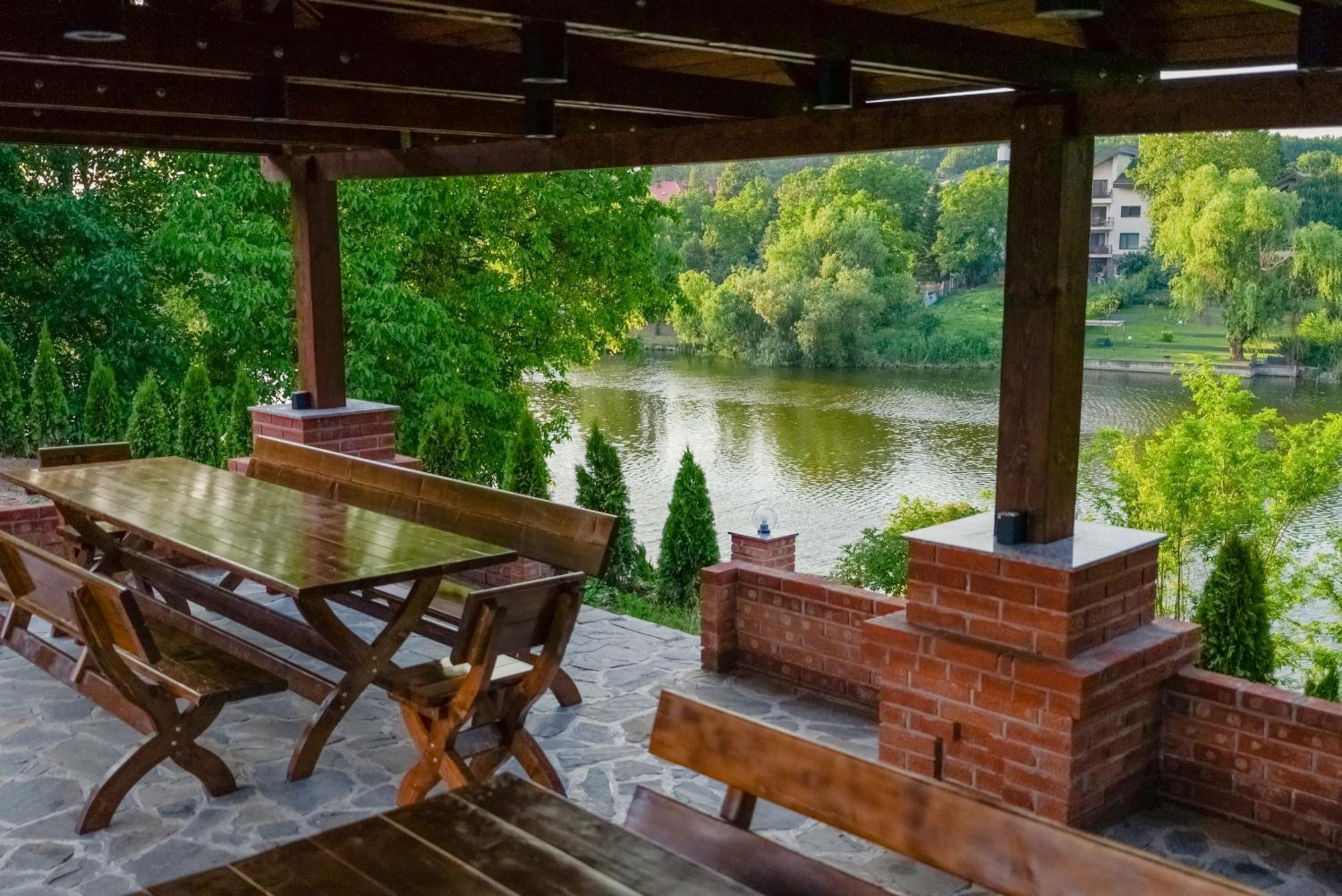 Madison Lake Villa 발로테슈티 외부 사진
