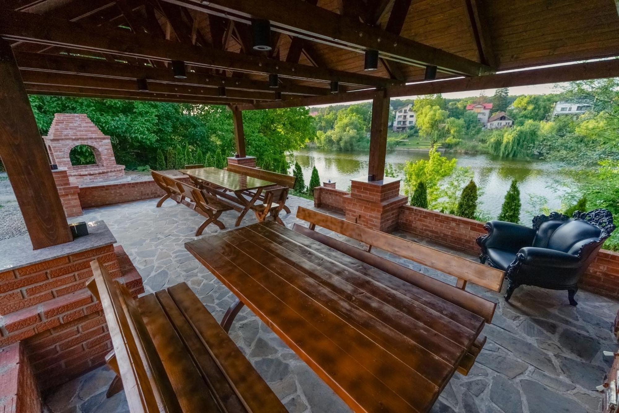 Madison Lake Villa 발로테슈티 외부 사진
