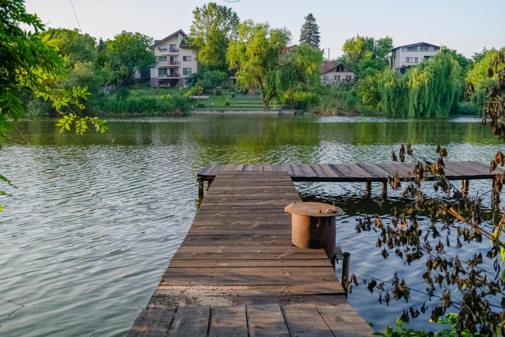 Madison Lake Villa 발로테슈티 외부 사진