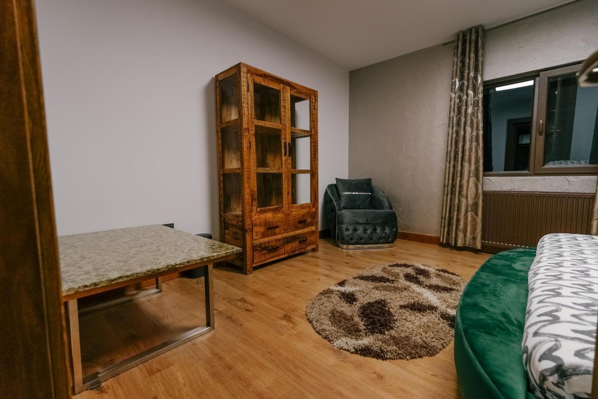 Madison Lake Villa 발로테슈티 외부 사진