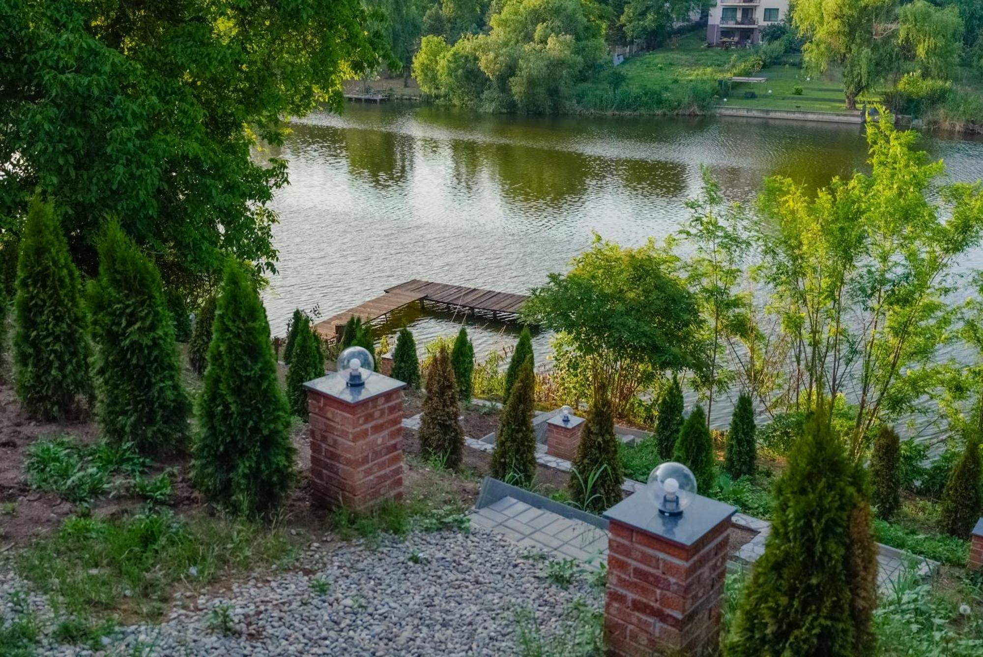 Madison Lake Villa 발로테슈티 외부 사진