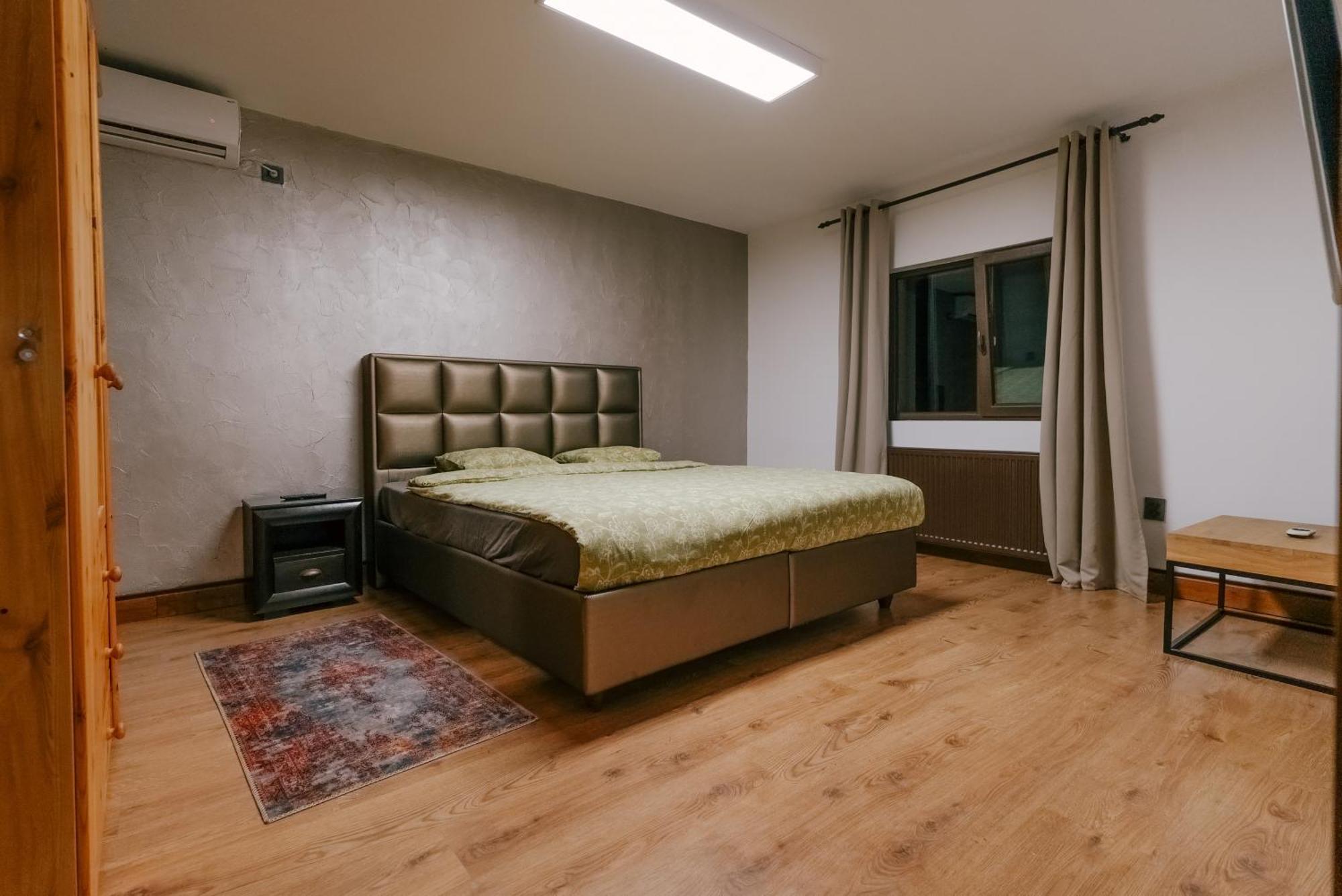 Madison Lake Villa 발로테슈티 외부 사진